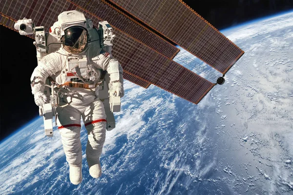 Mezinárodní kosmická stanice a astronaut. — Stock fotografie