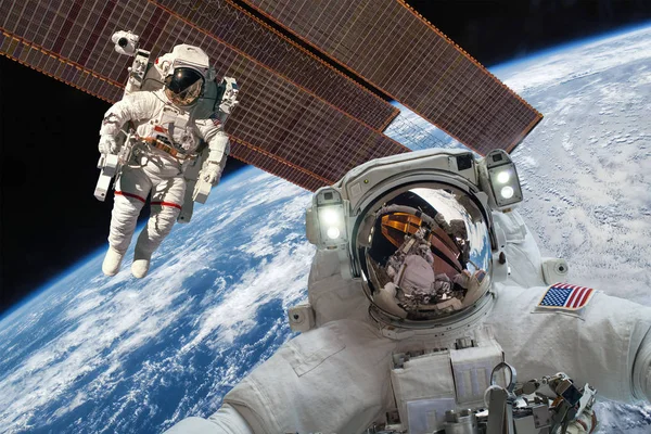 Internationaal ruimtestation en astronaut. — Stockfoto