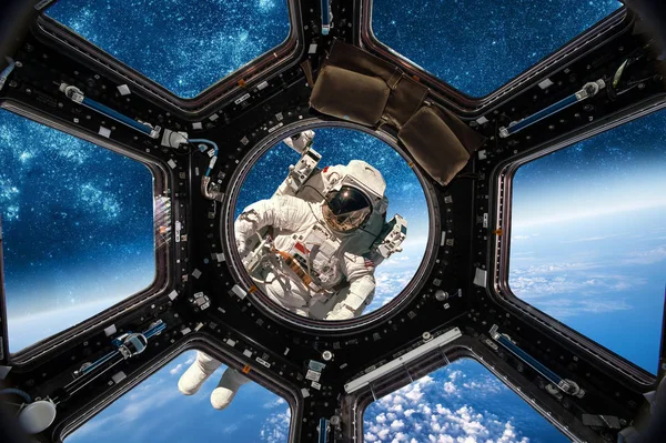 Космонавт в космосе — стоковое фото