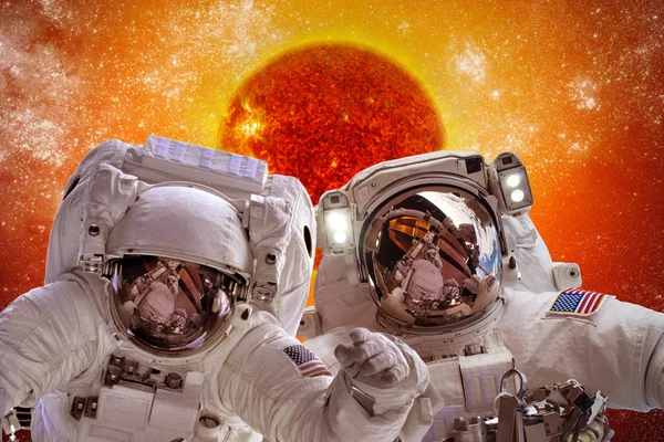 Spacecraft and astronauts in space on background sun star — Stock Photo, Image