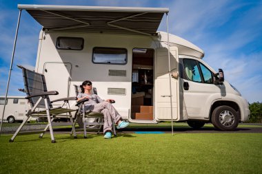 Karavan doğada yakınındaki istirahat kadın. Aile tatil seyahat,