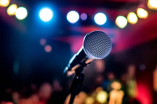 Microphone sur scène dans un contexte d'auditorium . — Photo