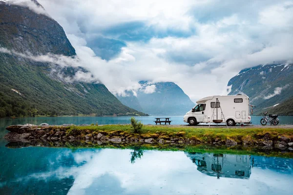 Viaje de vacaciones en familia RV, viaje de vacaciones en autocaravana —  Fotos de Stock