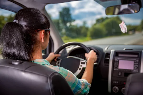 Vrouw achter het stuur van een auto. — Stockfoto