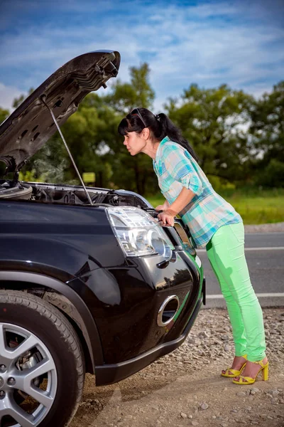 Damage to vehicle problems on the road. — Stock Photo, Image