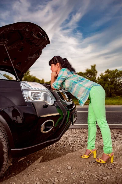 Schade aan het voertuig problemen op de weg. — Stockfoto