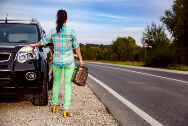 Vrouw met een lege tank van gas — Stockfoto