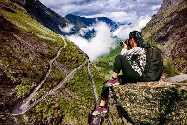 Natura fotograf turystycznych z aparatu strzela stojąc na — Zdjęcie stockowe