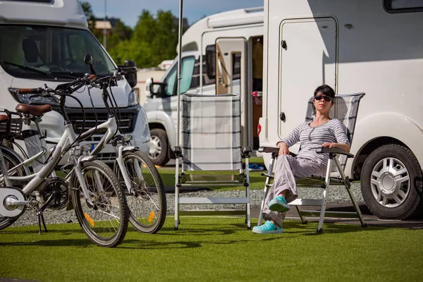 Frau, die in der Nähe von Wohnmobilen in der Natur ruht. Familienurlaub, — Stockfoto