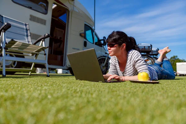 Viaje de vacaciones en familia, viaje de vacaciones en autocaravana RV — Foto de Stock