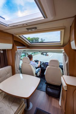 Camper Van Rv de bir yol sürüş adam