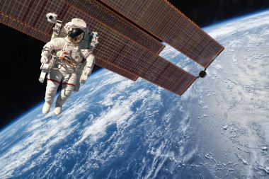 Uluslararası Uzay İstasyonu ve astronot.