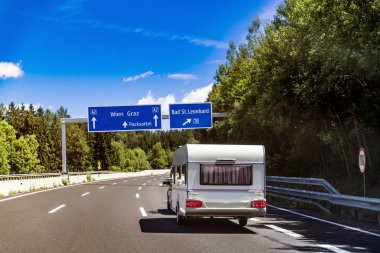 VR karavan araba otoyolda seyahat.
