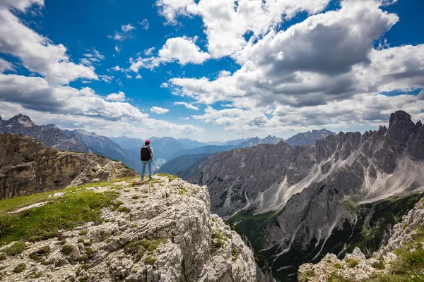 Caminhante mulher de pé atingindo o topo Dolomites Alpes . — Fotografia de Stock