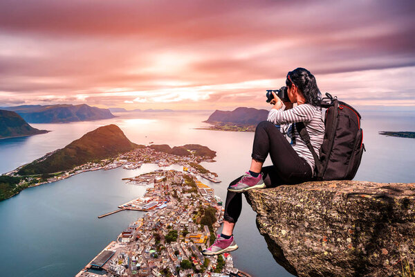 Fotógrafo de naturaleza - Aksla en la ciudad de Alesund, Noruega . — Foto de Stock