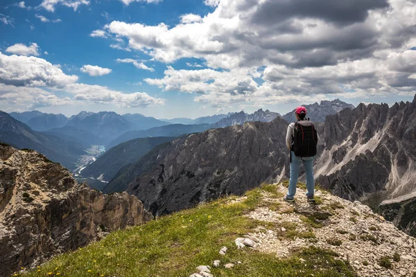 Mujer excursionista de pie logrando la cima de los Alpes Dolomitas . — Foto de Stock