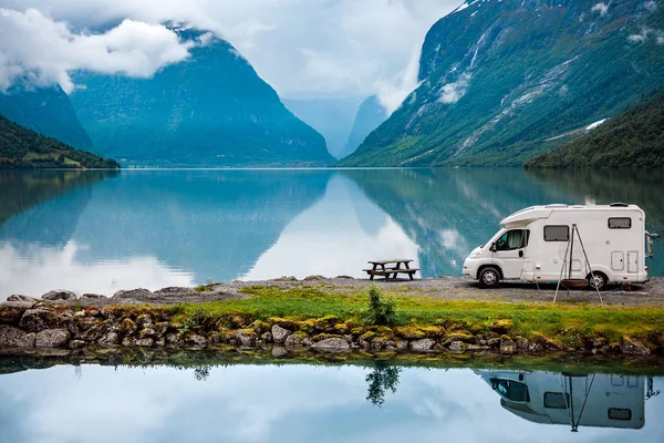 Viaje de vacaciones en familia RV, viaje de vacaciones en autocaravana — Foto de Stock