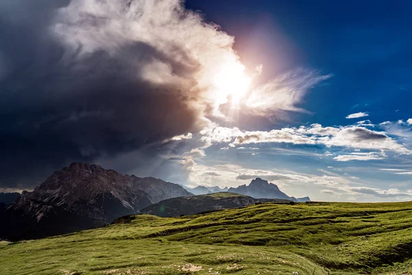 Una nube de tormenta viene al sol. El comienzo de la tormenta . — Foto de Stock