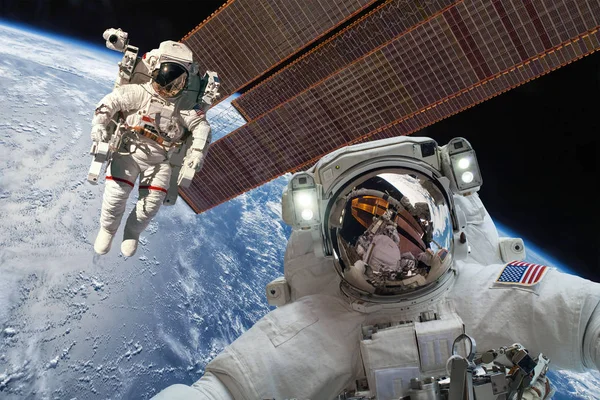 Διεθνής διαστημικός σταθμός και αστροναύτης. — Φωτογραφία Αρχείου