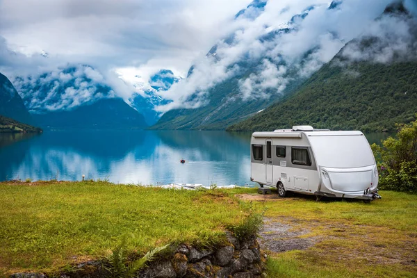 Viaje de vacaciones en familia RV, viaje de vacaciones en autocaravana — Foto de Stock