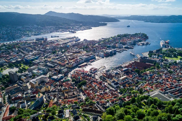 Берген — місто і муніципалітет в Hordaland на західному узбережжі — стокове фото