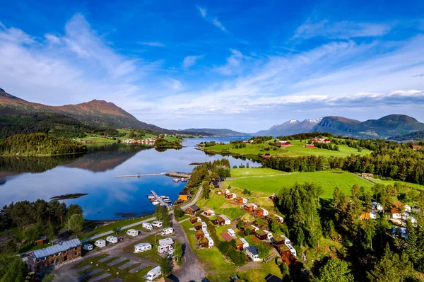 Prachtige natuur Noorwegen luchtfoto van de camping om te ontspannen. — Stockfoto