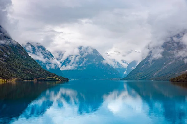 Lovatnet lake mooie natuur Noorwegen. — Stockfoto