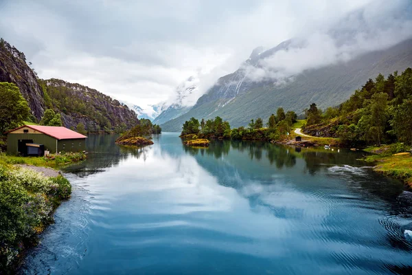 Lovatnet λίμνη όμορφη φύση Νορβηγία. — Φωτογραφία Αρχείου