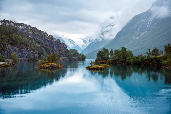Lovatnet göl güzel doğa Norveç. — Stok fotoğraf