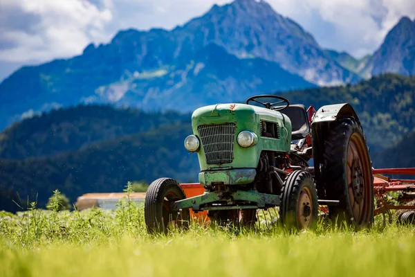 Antiguo tractor en los prados alpinos —  Fotos de Stock