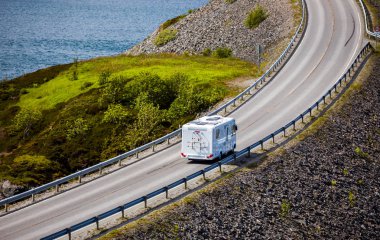 Atlantik Okyanusu yol karavan araba.