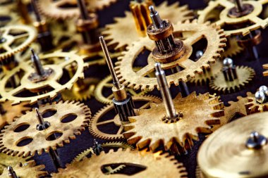 siyah bir arka plan üzerinde eski bir mekanizma yukarıya kapatmak