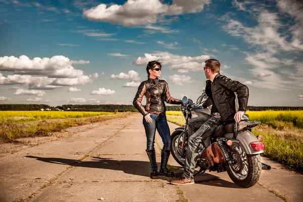 Велосипедисти пара Чоловік і жінка біля мотоцикла на дорозі — стокове фото