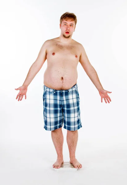 Надмірна вага, товстий чоловік і ваги . — стокове фото