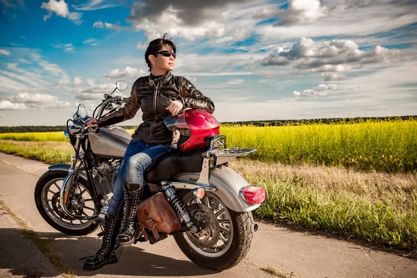 Biker Mädchen auf einem Motorrad — Stockfoto