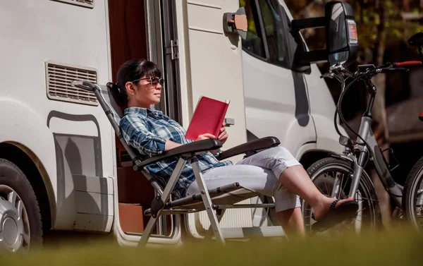 Vrouw ontspant en leest een boek in de buurt van de camping . — Stockfoto