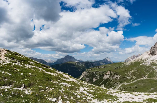 Parque Nacional de la Naturaleza Tre Cime En los Alpes Dolomitas. Hermosa n — Foto de Stock