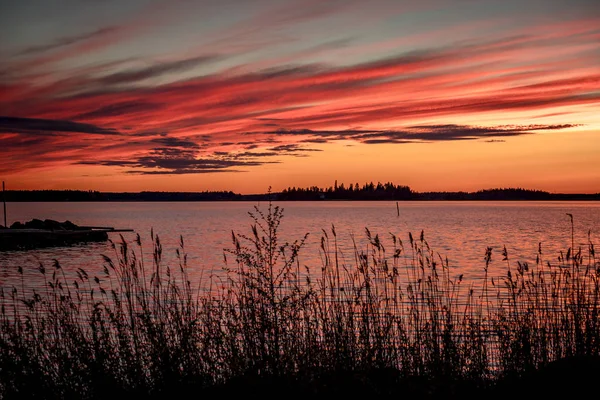 Crimson zonsondergang op de achtergrond van de Botnische — Stockfoto