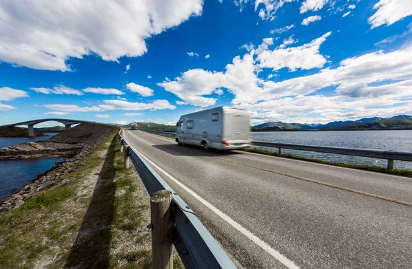 Atlantic Ocean Road Caravan coche . —  Fotos de Stock