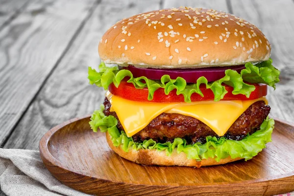 Hamburguesa sabrosa y apetitosa hamburguesa con queso — Foto de Stock