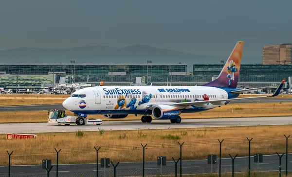 Flughafen frankfurt, deutschland: 23. juni 2017: boeing 737-800 sunexpr — Stockfoto