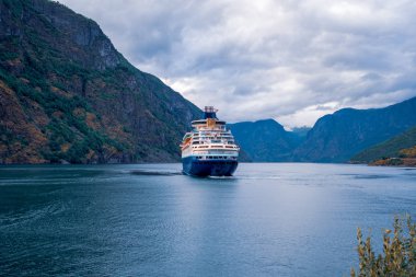 Cruise gömlekleri üzerinde Hardanger fjorden