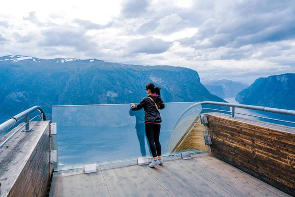 Stegastein zoek mooie natuur Noorwegen observatie dek weergave — Stockfoto