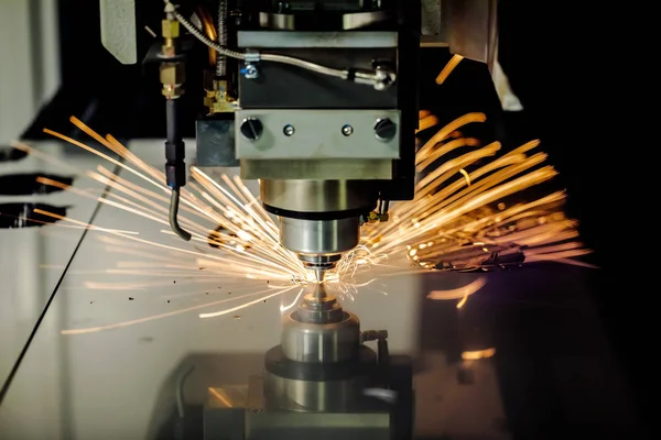 Corte a laser CNC de metal, tecnologia industrial moderna. — Fotografia de Stock