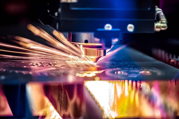 CNC-Laserschneiden von Metall, moderne Industrietechnologie. — Stockfoto