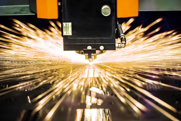 CNC Taglio laser di metallo, moderna tecnologia industriale. — Foto Stock
