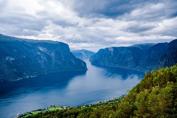 Piękna przyroda Norwegii Stegastein Lookout. — Zdjęcie stockowe