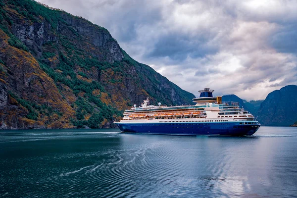 Fjorden σκάφη της γραμμής στο Hardanger κρουαζιέρα — Φωτογραφία Αρχείου