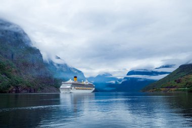 Cruise gömlekleri üzerinde Hardanger fjorden