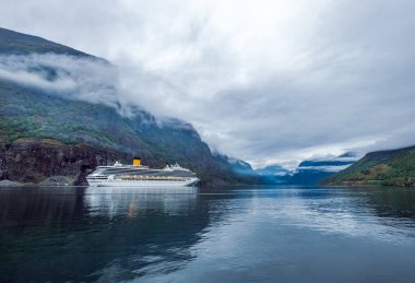Cruise gömlekleri üzerinde Hardanger fjorden